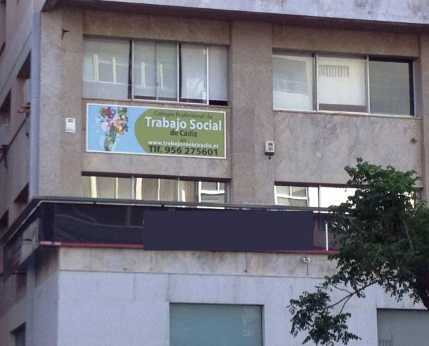 El Colegio Profesional de Trabajo Social de Cádiz estrena nuevo cartel en su fachada.