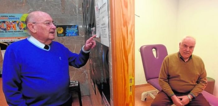 Miles de usuarios de centros de mayores de Murcia se quedan sin la consulta de los podólogos