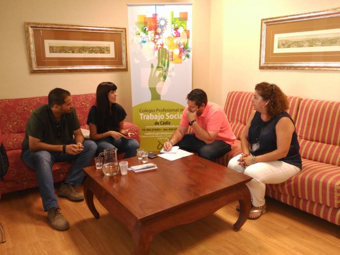 Entrevista del Diario de Cádiz a Inmaculada Aparicio y Ginés Navarro, junto Pilar Tubío.
