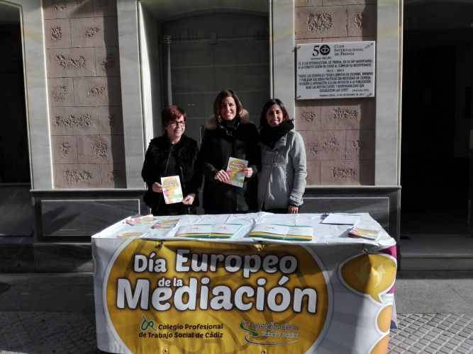 El Colegio informa sobre Mediación haciendo presencia en calle