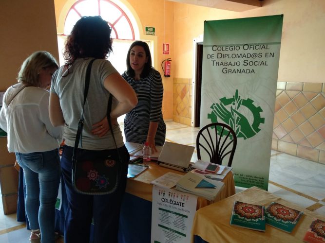 El Colegio de Granada participa en la Escuela de Verano de Servicios Sociales, informando sobre la Colegiación