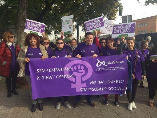 El Colegio Oficial de Trabajo Social de Cádiz presente en las concentraciones feministas.