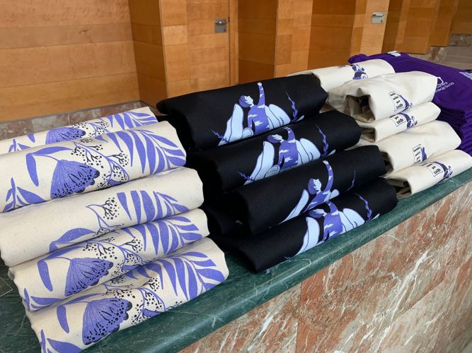 EL COLEGIO RECAUDA FONDOS PARA OPEN ARMS CON LA VENTA DE TOTEBAGS