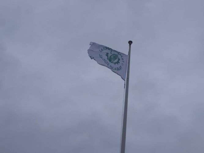 Celebramos el Día Mundial del Trabajo Social izando la bandera de la profesión en Tarifa.