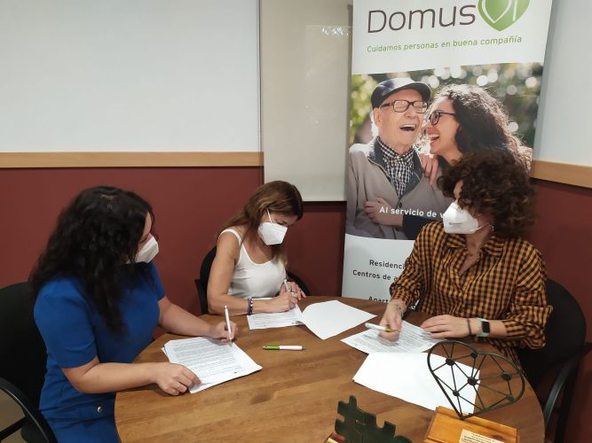 Renovamos del Convenio de colaboración con DomusVi con muchas ganas de retomar la actividad presencial.