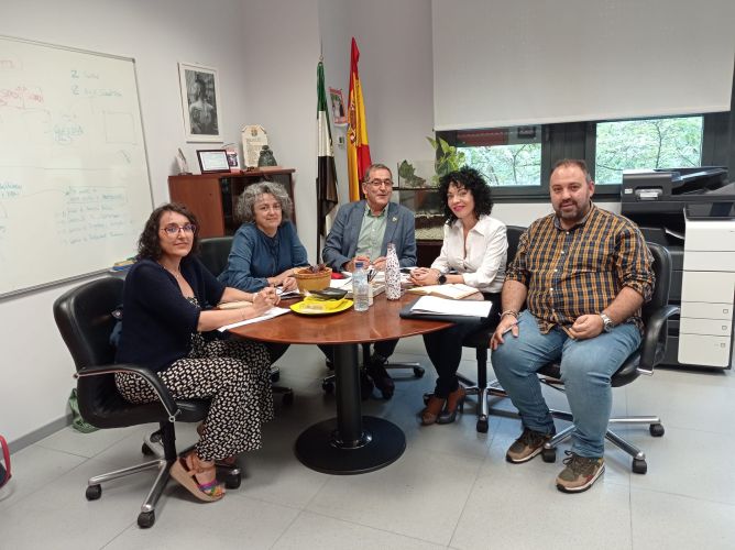 Representantes de nuestro Colegio se reunen con la Directora de Servicios Sociales, Infancia y Familia
