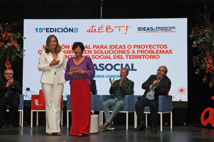 Galardonada en los premios AtrÉBT Esperanza González Lara colegiada por Larasocial.