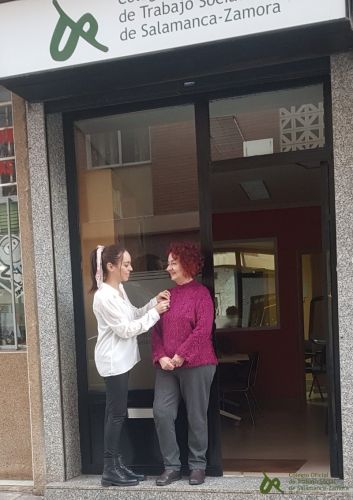 María Concepción Moreno Macarro, recibe la condecoración como colegiada más antigua del COTTSAZA.