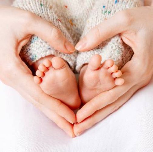 Bono Nacimiento dirigido a las familias de Castilla y León para el cuidado de hijos por nacimiento o adopción.