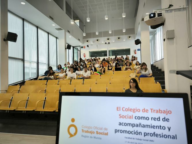 El Colegio imparte una charla a estudiantes de Trabajo Social de 4º curso de la Facultad de Trabajo Social de la Universidad de Murcia