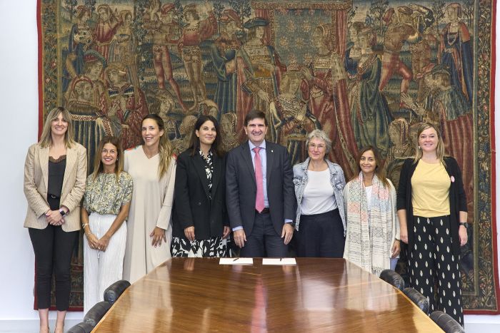 Firma de convenio entre el Colegio Oficial de Trabajo Social de Bizkaia y la Universidad de Deusto