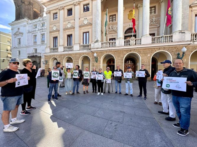 El Colegio de Trabajo Social de Cádiz ha estado presente en la Concentración convocada para el blindaje de las pensiones en la ciudad de Cádiz
