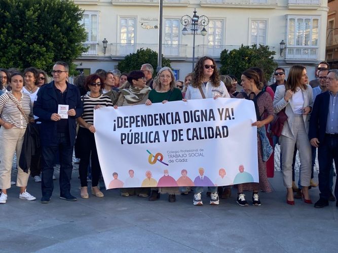 Acudimos a la concentración por la defensa de una DEPENDENCIA DIGNA YA, PÚBLICA Y DE CALIDAD