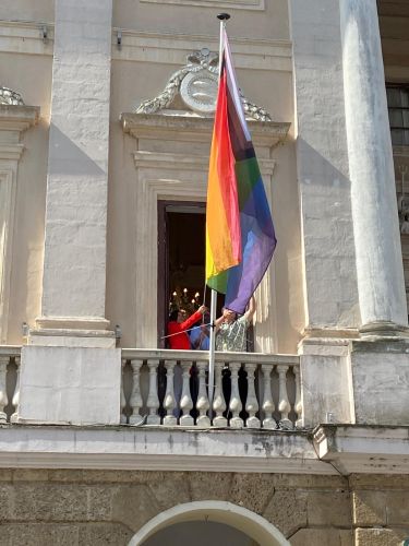 El Colegio Profesional de Trabajo Social de Cádiz se suma al acto institucional del Día Internacional contra la LGTBIfobia del Ayuntamiento de Cádiz.