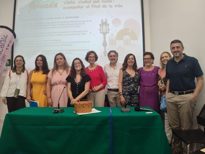 El Colegio de Trabajo Social de Cádiz estuvo ayer en la Casa de la Juventud de Cádiz en la Jornada organizada por el Colegio de Médicos de Cádiz con el acompañamiento al final de la vida como centro de la reflexión.